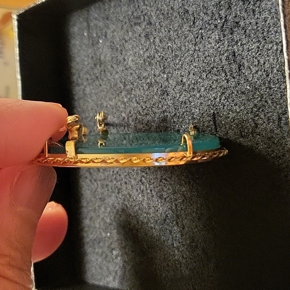 Green Agate & Shell Cameo Pendant/Brooch in 18K Solid Gold - Picture 10 of 11